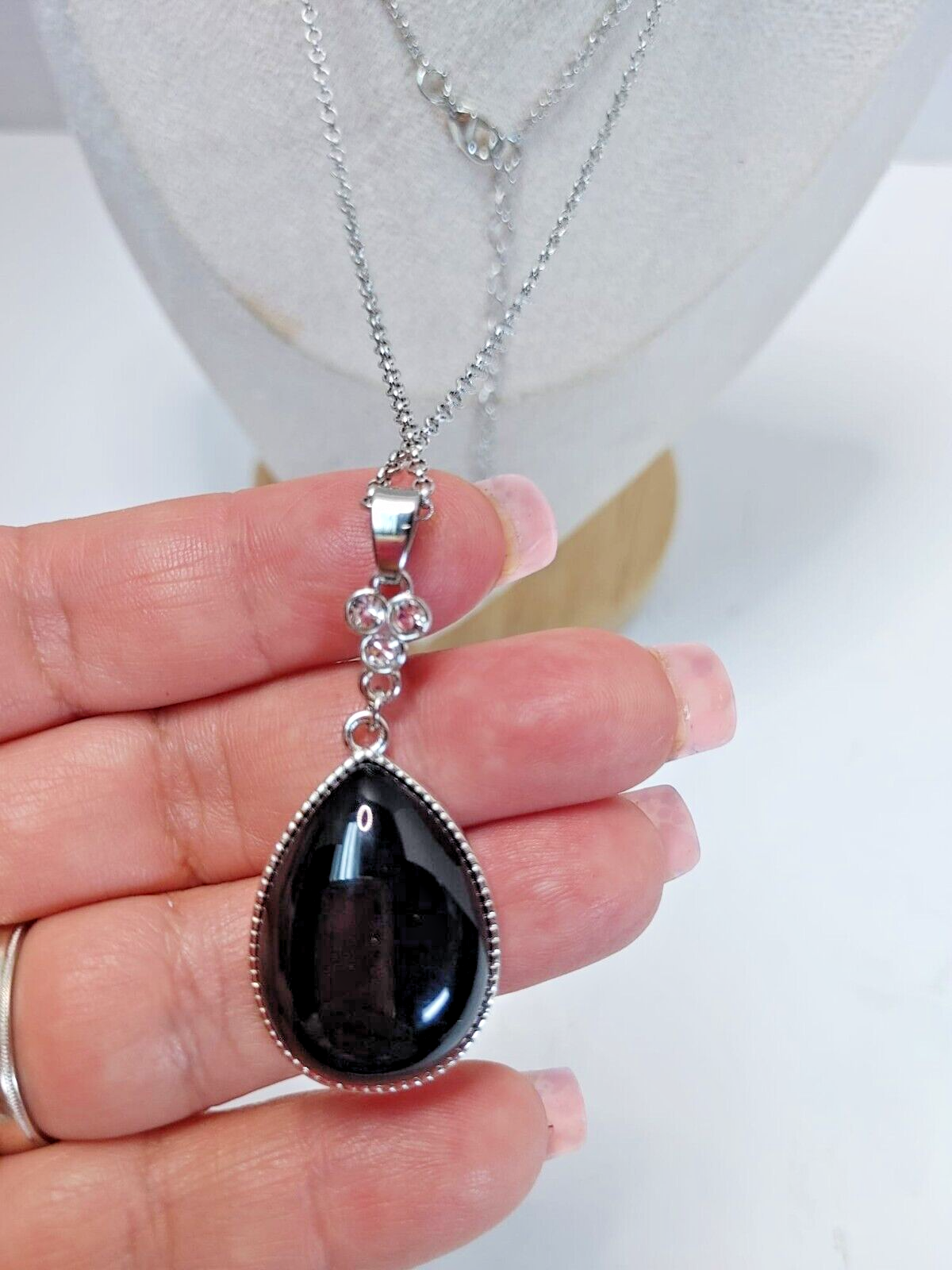 Vintage Onyx STYLE Necklace Teardrop Black Stone on Silver Tone Chain 30"