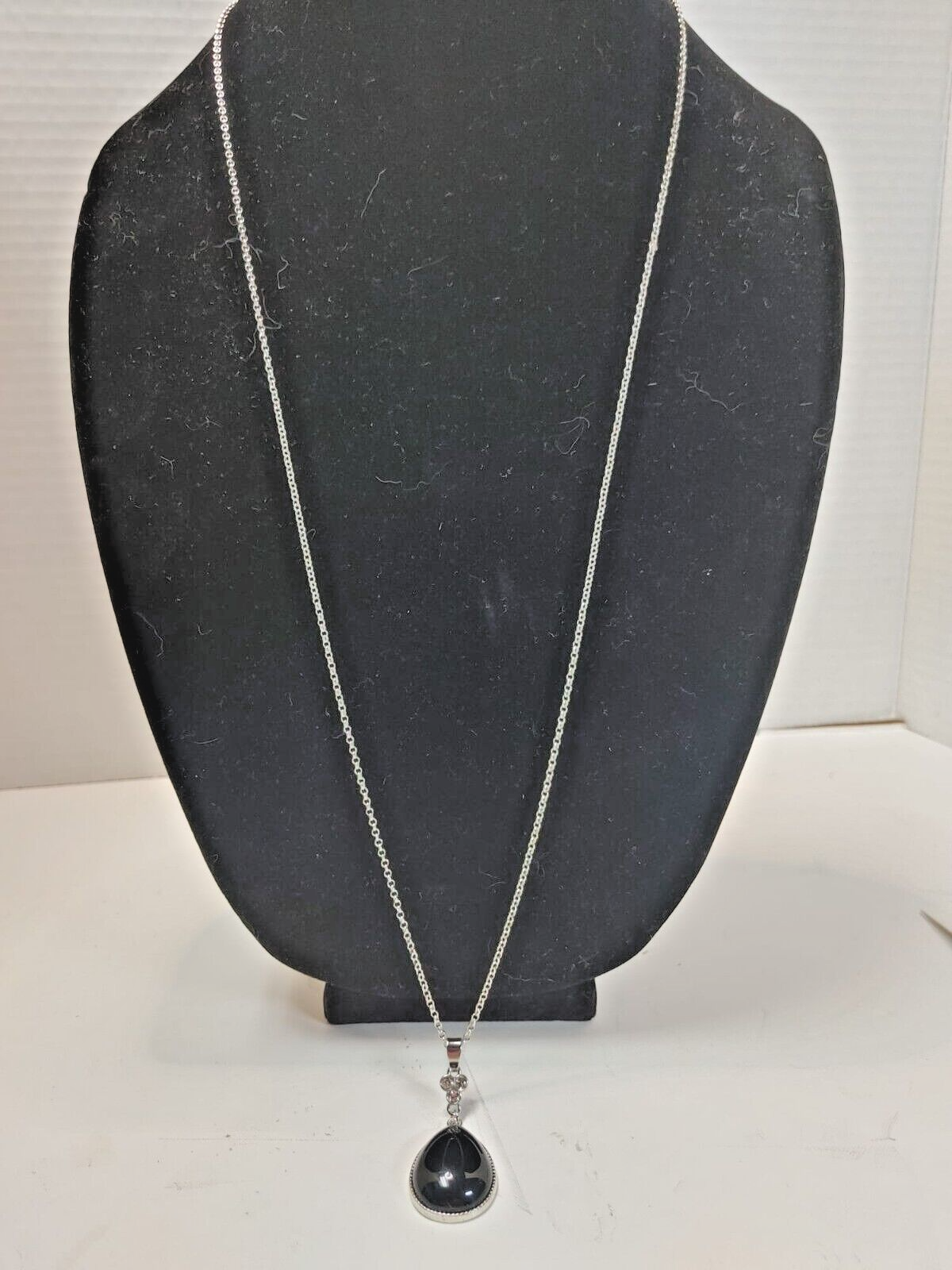 Vintage Onyx STYLE Necklace Teardrop Black Stone on Silver Tone Chain 30"