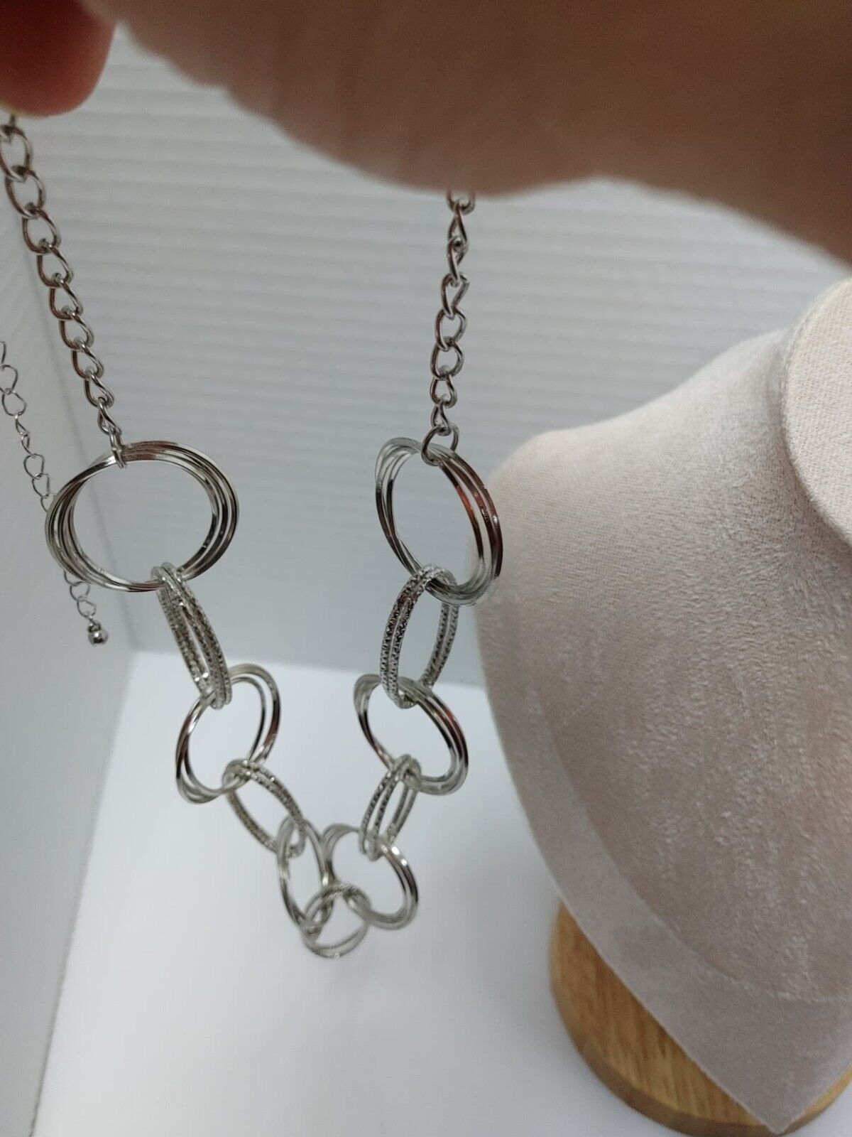 Hammered Link Silver Tone Necklace Modern Classic Style doble Large Circles 26"