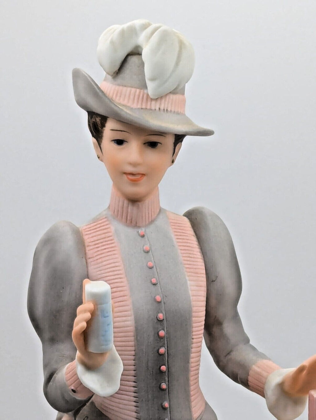 Avon President's Club 1984 Mrs Albee Award Figurine 10"