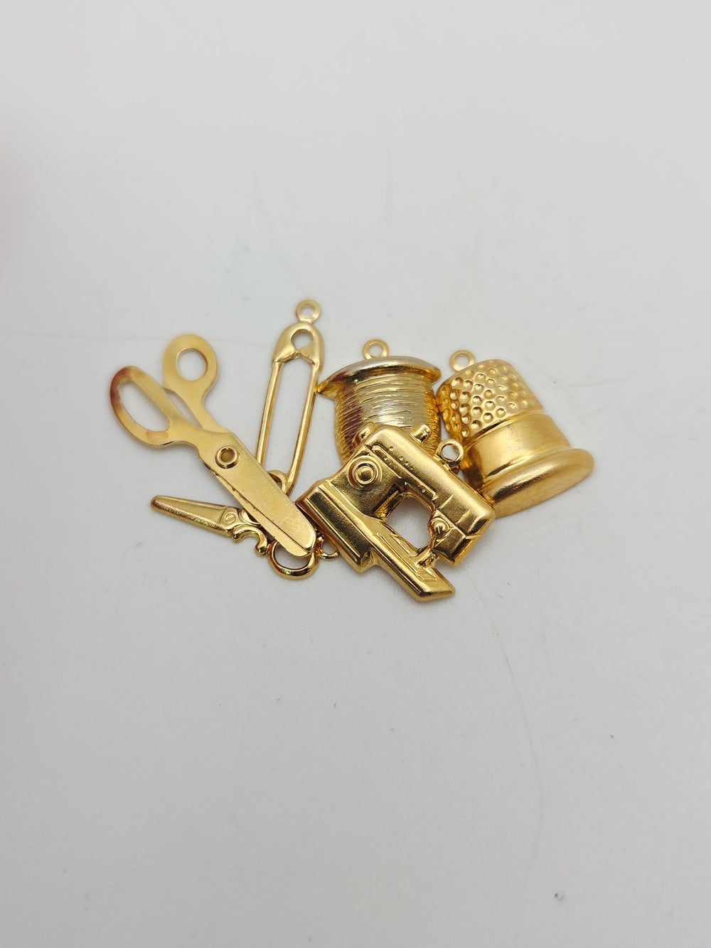 Vergoldetes Näh-Charms-Set - Schere, Fingerhut, Spule, Nähmaschine