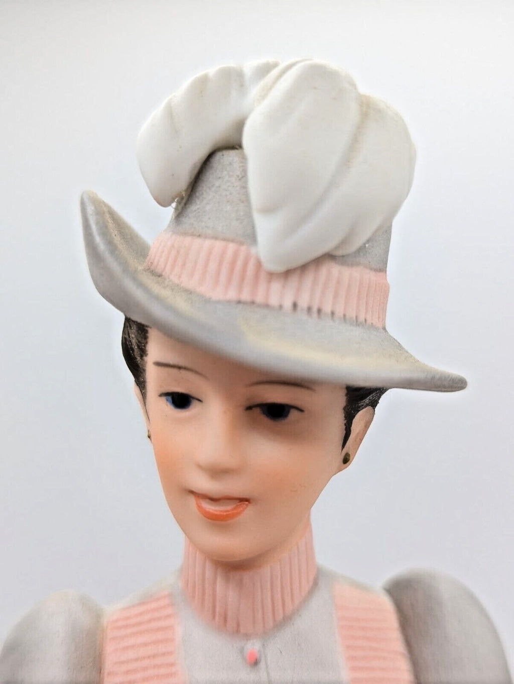Avon President's Club 1984 Mrs Albee Award Figurine 10"