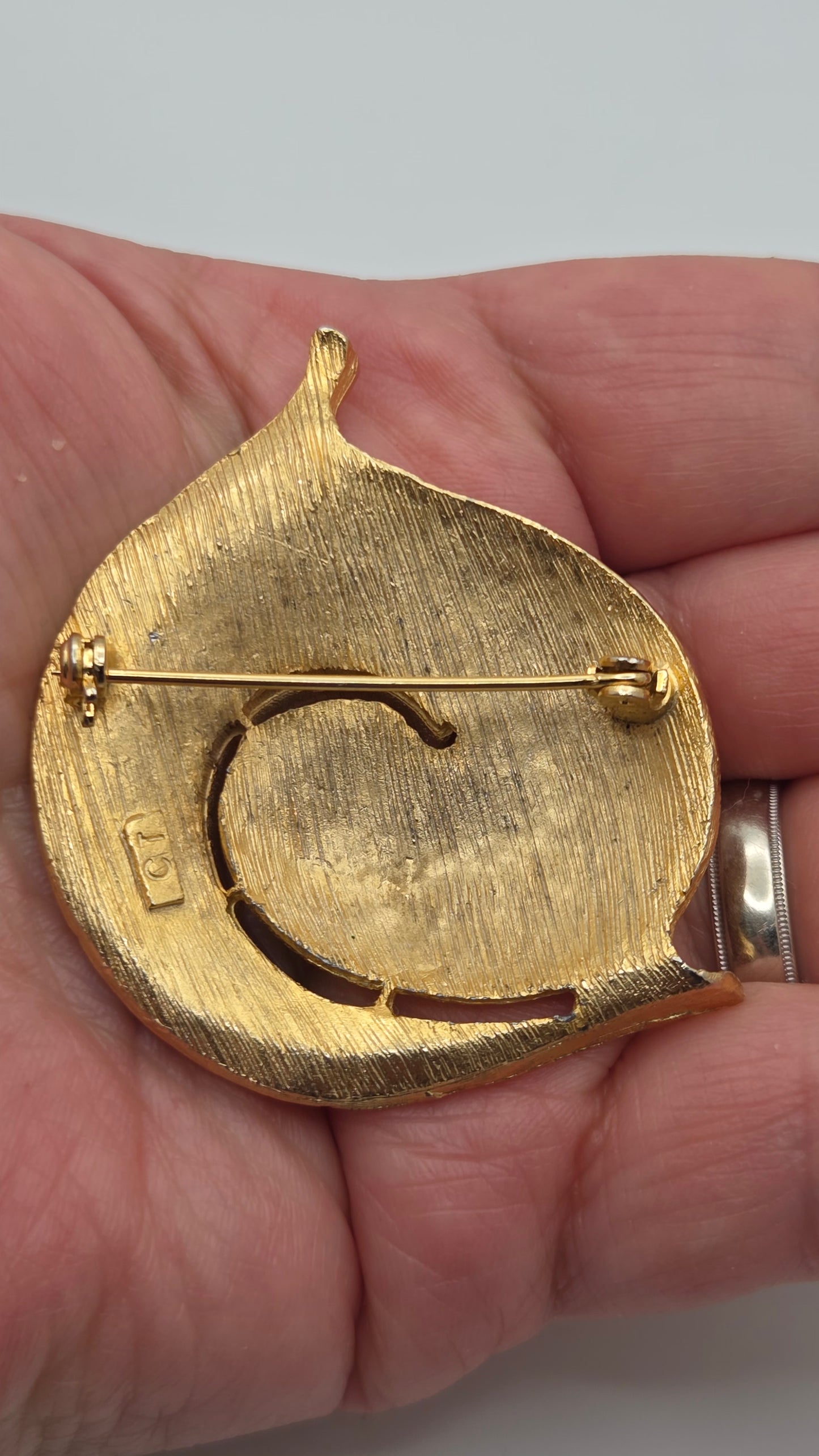 Vintage signierte Trifari CT goldfarbene Wirbelblatt-Brosche, Mid-Century Modern