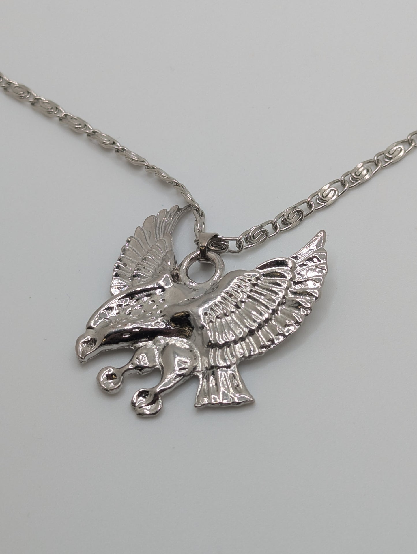 Silvertone Eagle Pendant Necklace Unisex 21β Chain