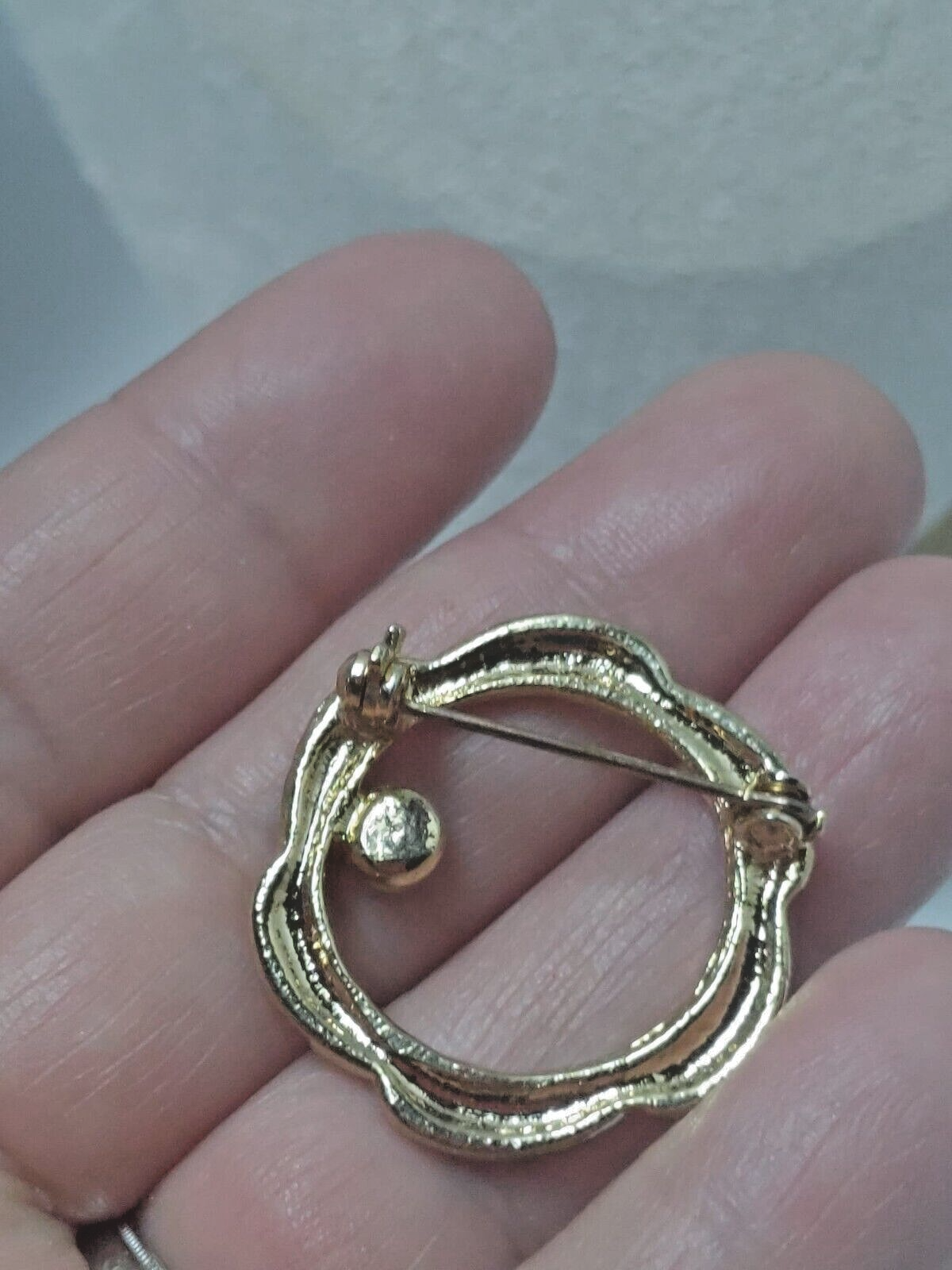 Vintage Gold tone Brooch Pin Wreath with Deep Red Rhinestone