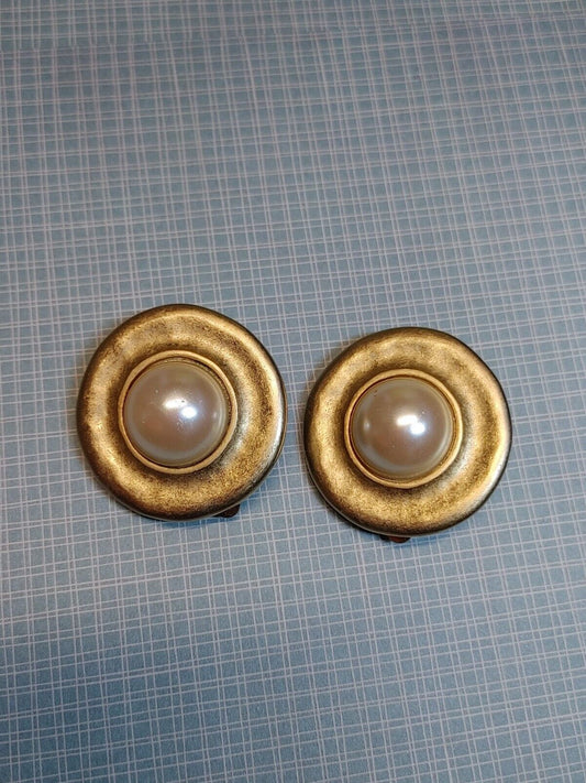 Erwin Pearl Statement Clip Earrings Matte Gold Tone Faux   PEARL Sign PEP  1.4"