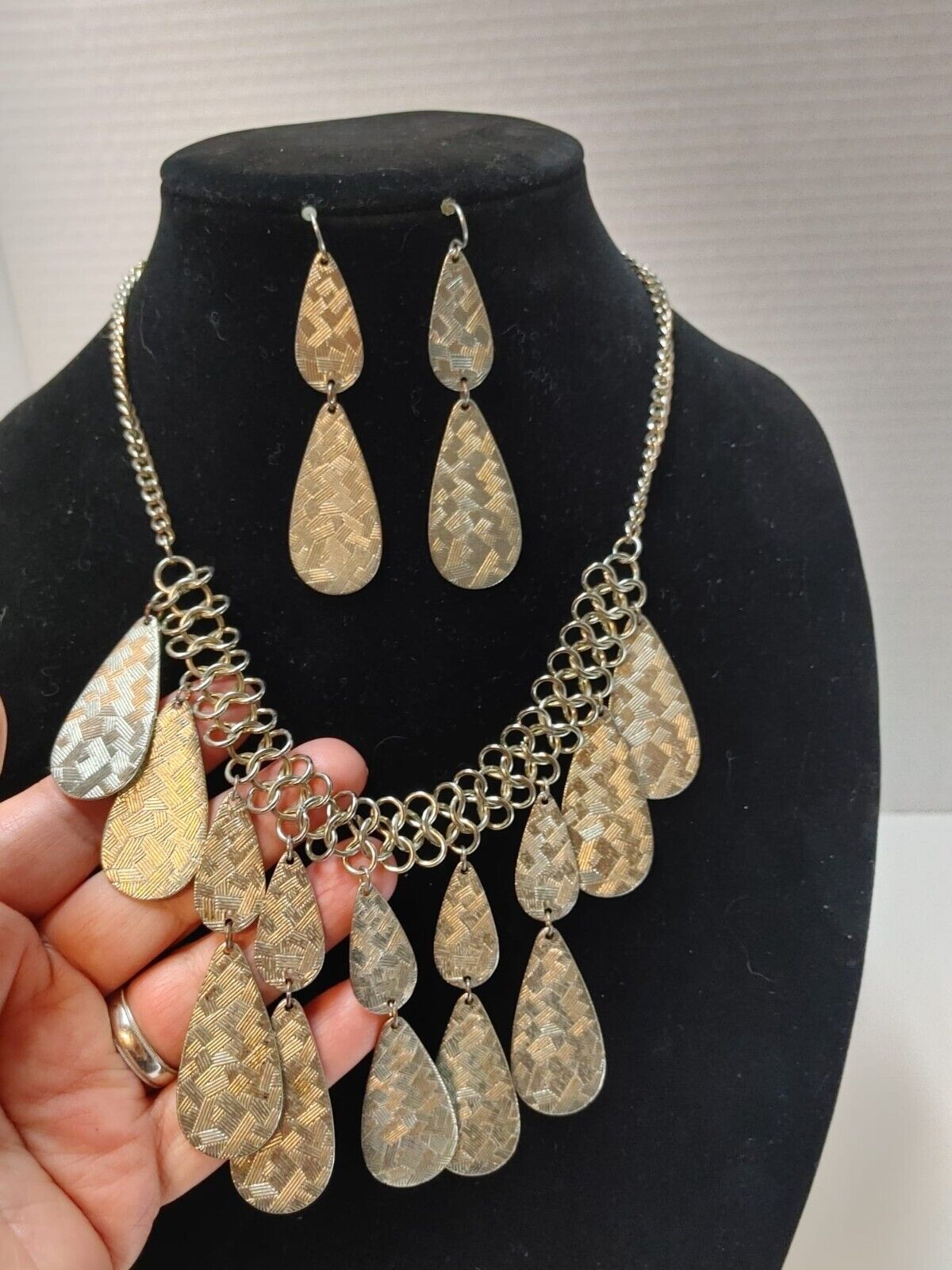 Jewerly Set Gold tone Dangle Charm Teardrop Necklace & Earrings 18"