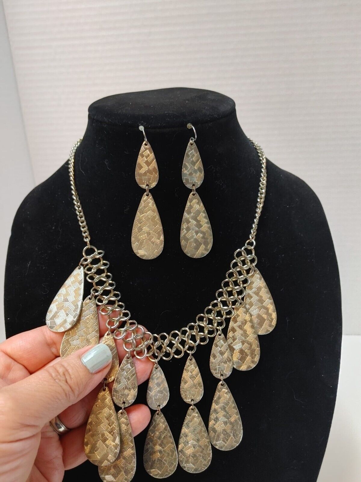 Jewerly Set Gold tone Dangle Charm Teardrop Necklace & Earrings 18"