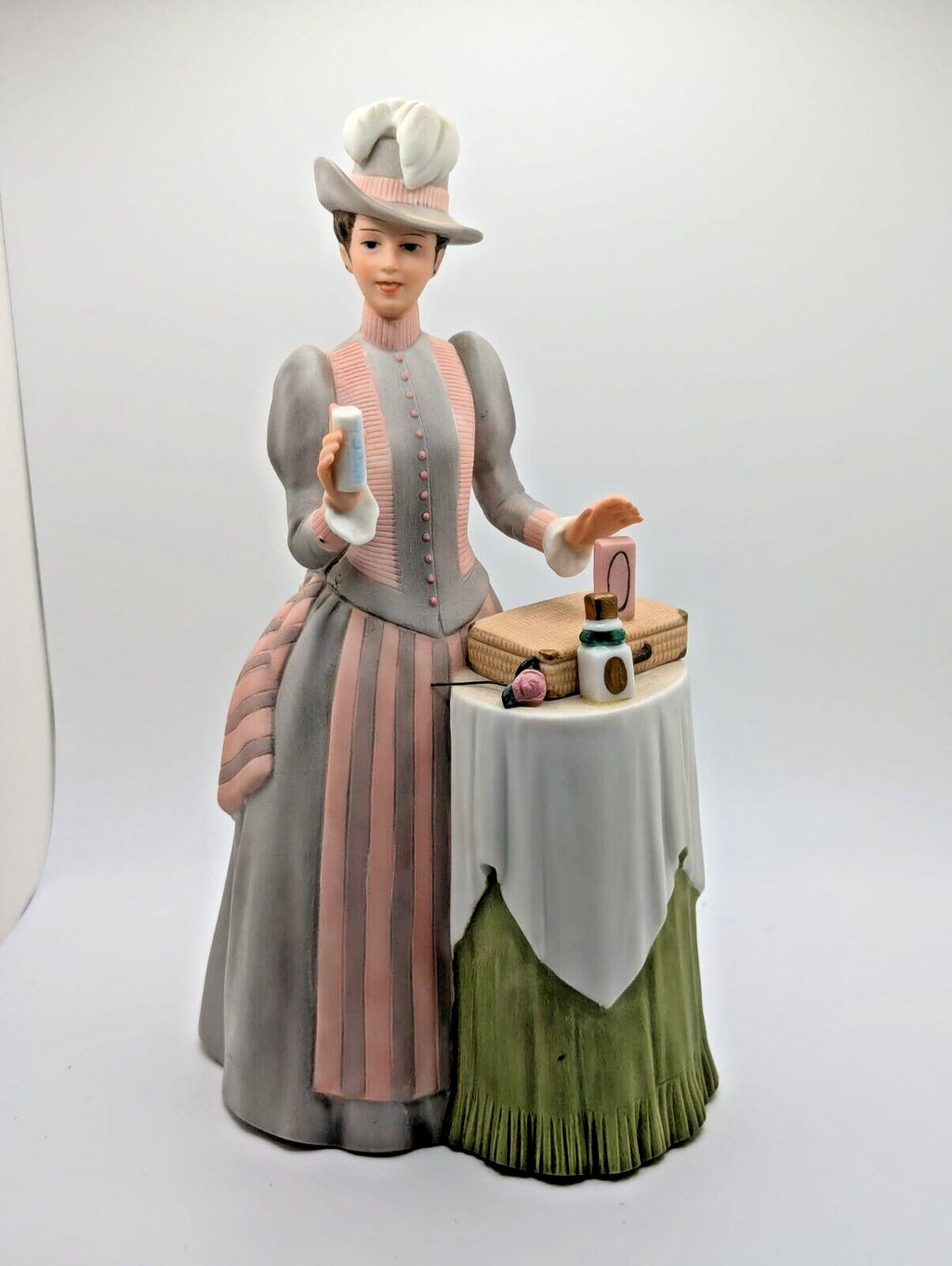Avon President's Club 1984 Mrs Albee Award Figurine 10"
