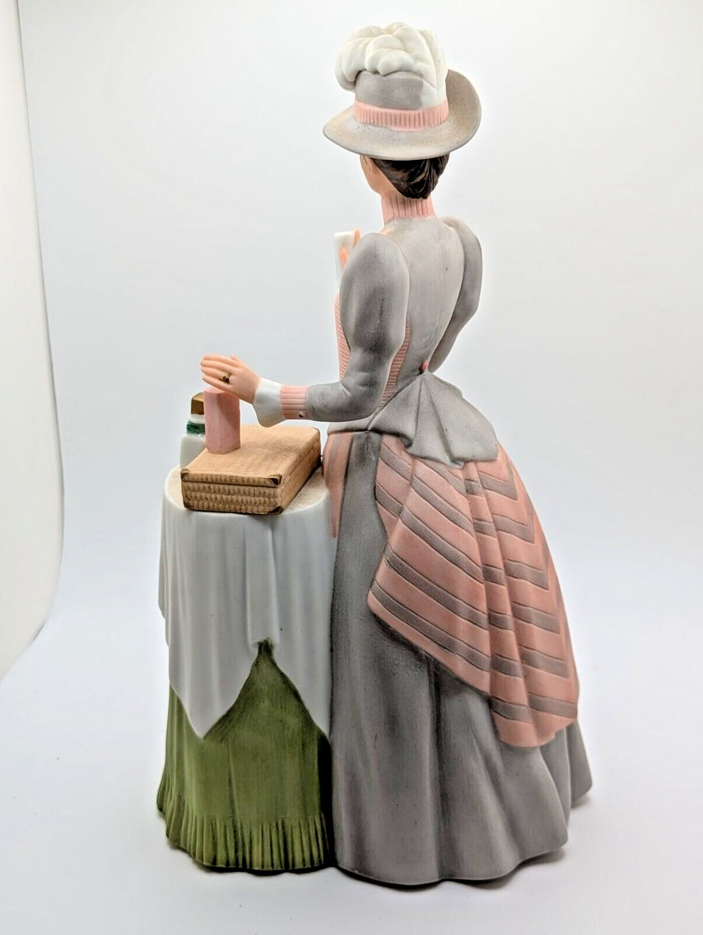 Avon President's Club 1984 Mrs Albee Award Figurine 10"
