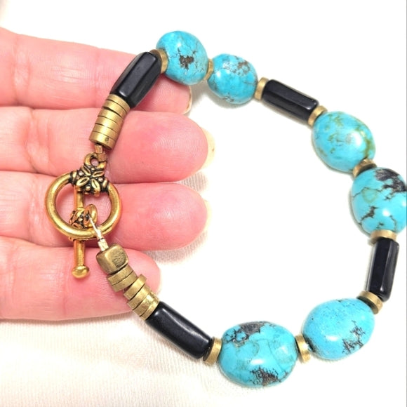 Türkises und schwarzes Perlenarmband Goldfarben
