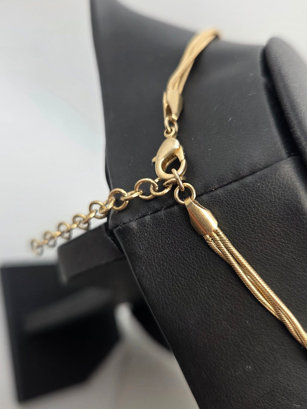 Goldfarbene dreireihige Schlangenkette – nicht magnetisch