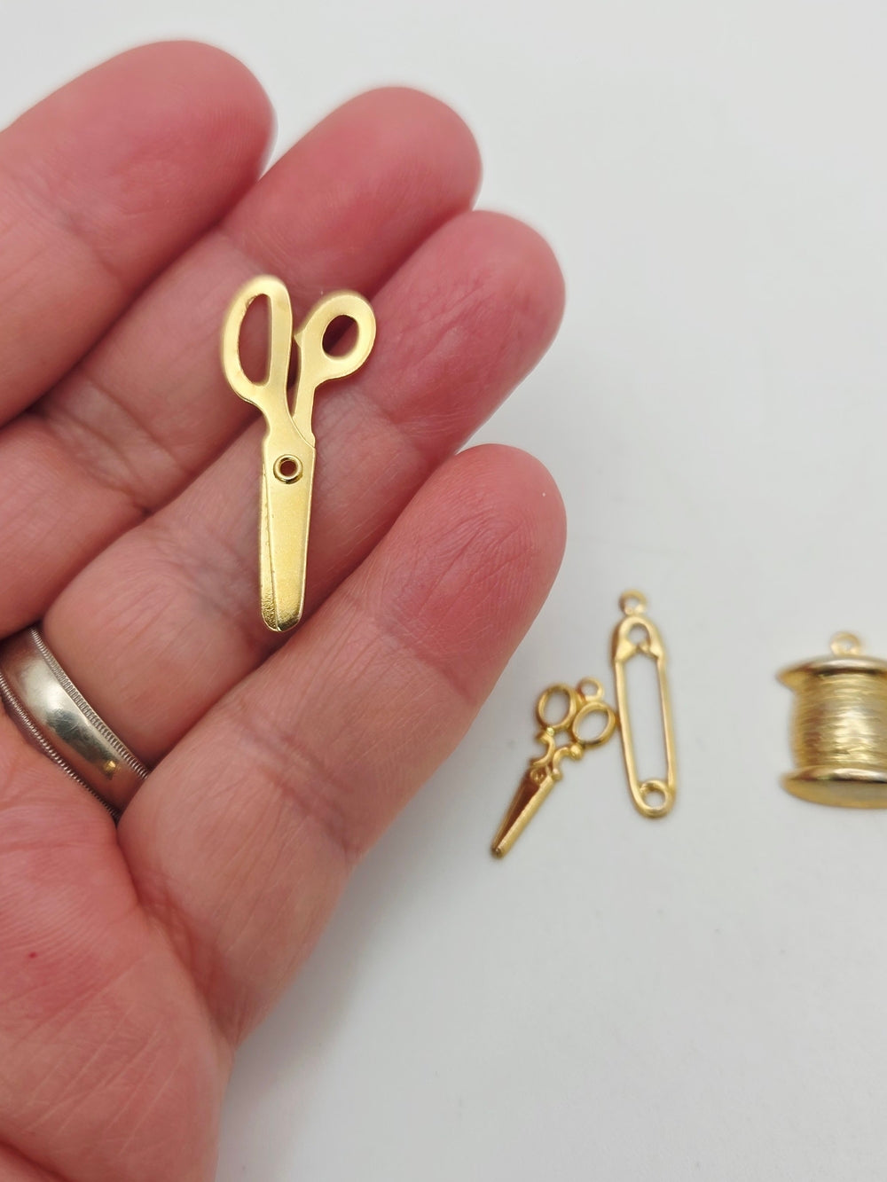 Vergoldetes Näh-Charms-Set - Schere, Fingerhut, Spule, Nähmaschine