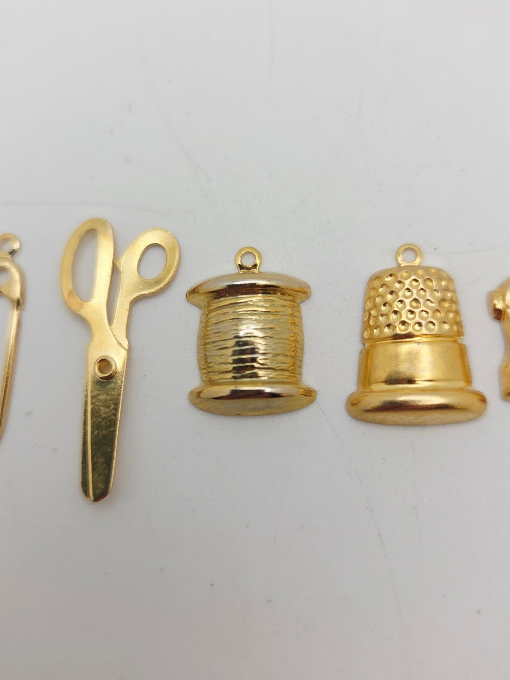 Vergoldetes Näh-Charms-Set - Schere, Fingerhut, Spule, Nähmaschine