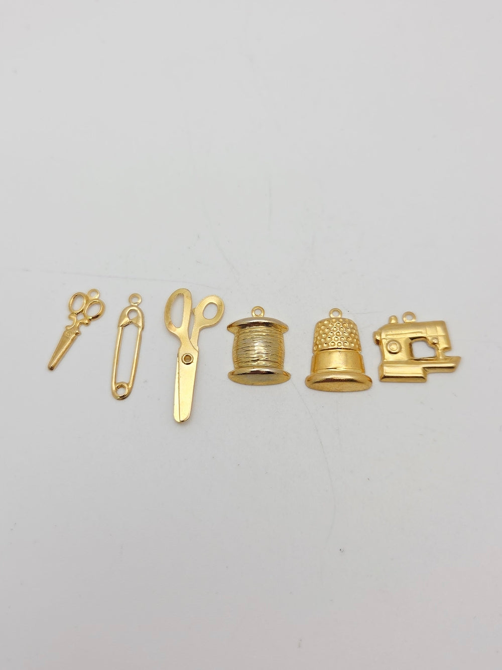 Vergoldetes Näh-Charms-Set - Schere, Fingerhut, Spule, Nähmaschine