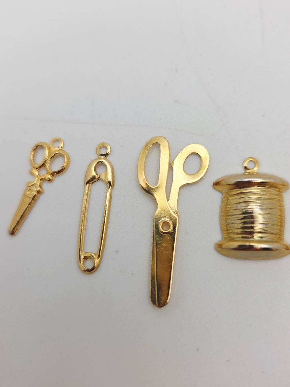 Vergoldetes Näh-Charms-Set - Schere, Fingerhut, Spule, Nähmaschine