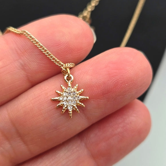 Delicate gold star doble strand necklace featuring a 1.3cm star pendant