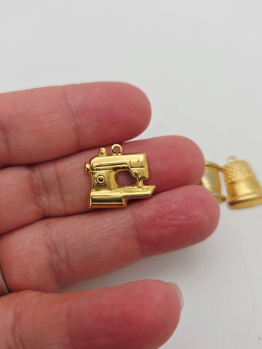 Vergoldetes Näh-Charms-Set - Schere, Fingerhut, Spule, Nähmaschine