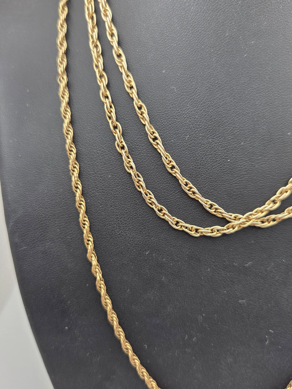 Klassische goldfarbene dreireihige Kordelkette