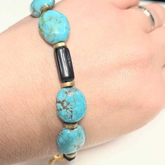 Türkises und schwarzes Perlenarmband Goldfarben