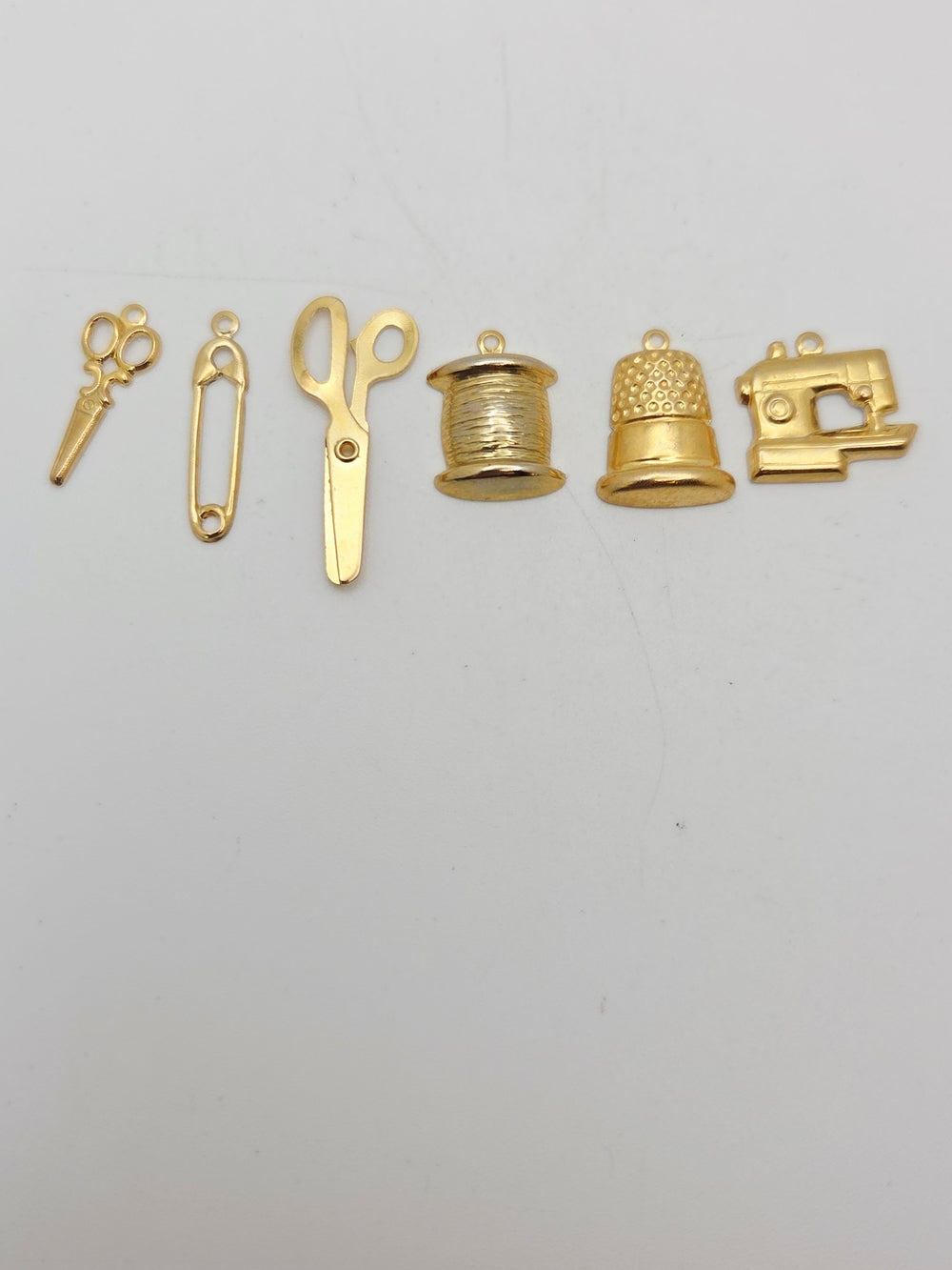 Vergoldetes Näh-Charms-Set - Schere, Fingerhut, Spule, Nähmaschine