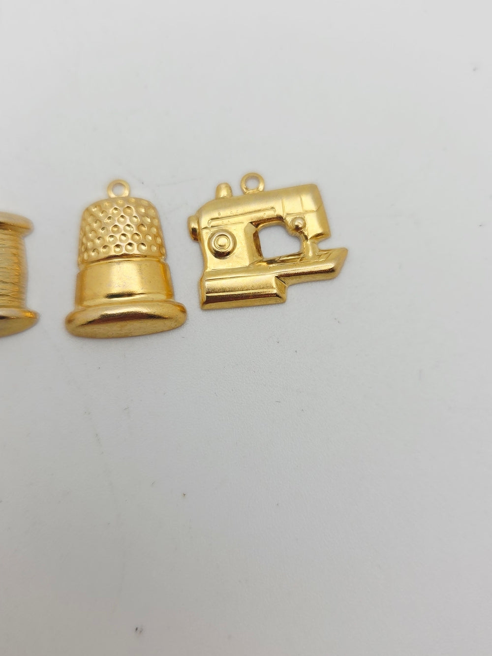 Vergoldetes Näh-Charms-Set - Schere, Fingerhut, Spule, Nähmaschine
