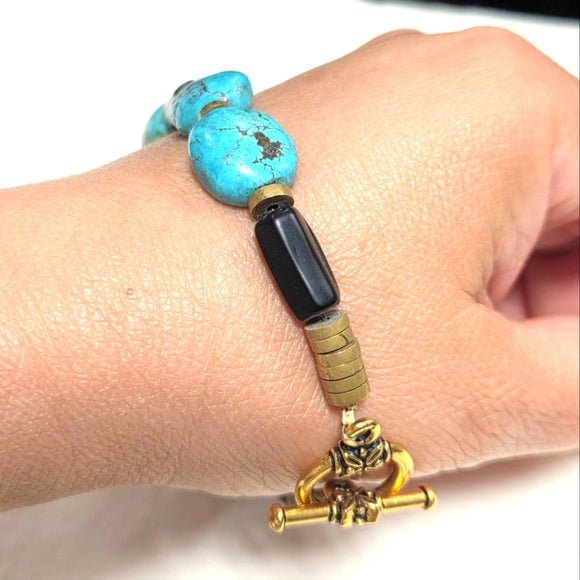 Türkises und schwarzes Perlenarmband Goldfarben