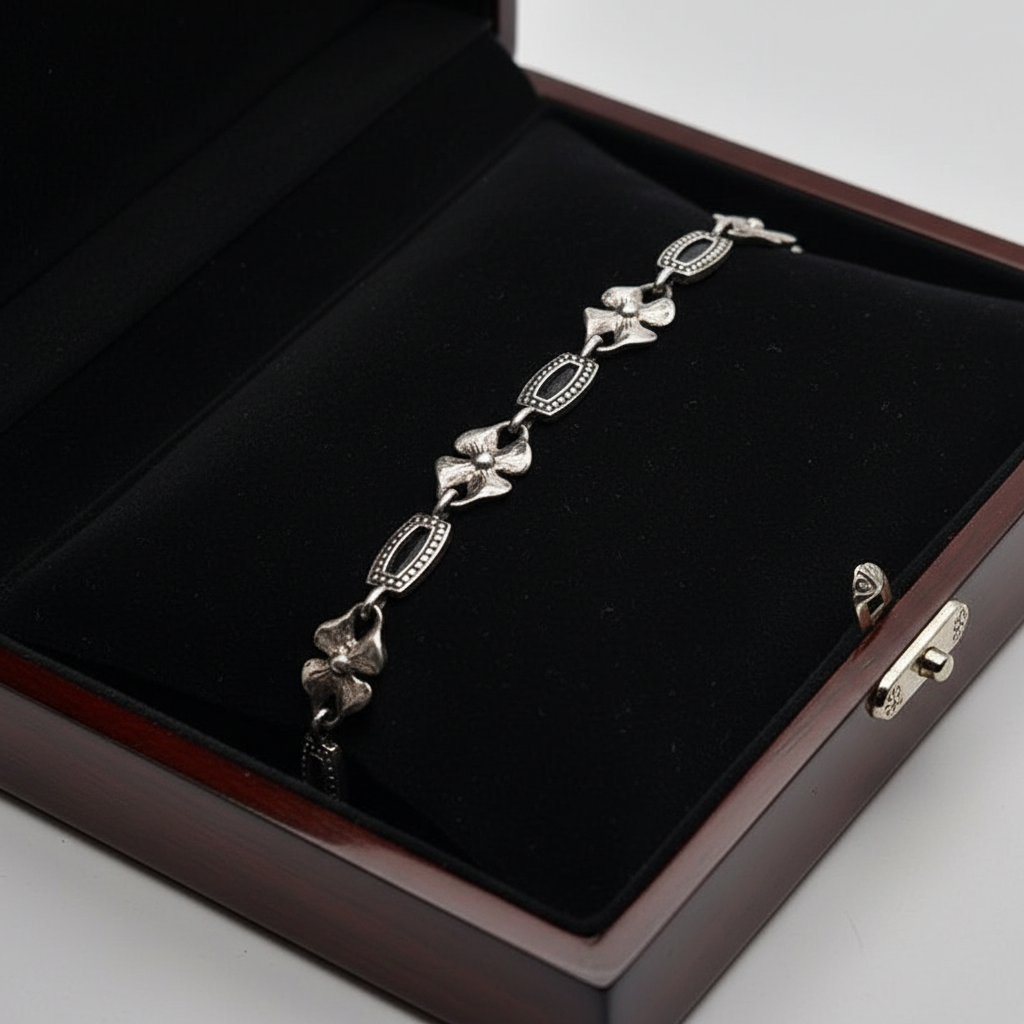 Beautiful Retired PREMIER DESIGNS Bracelet Silvertone MAGNOLIA 8" Toggle