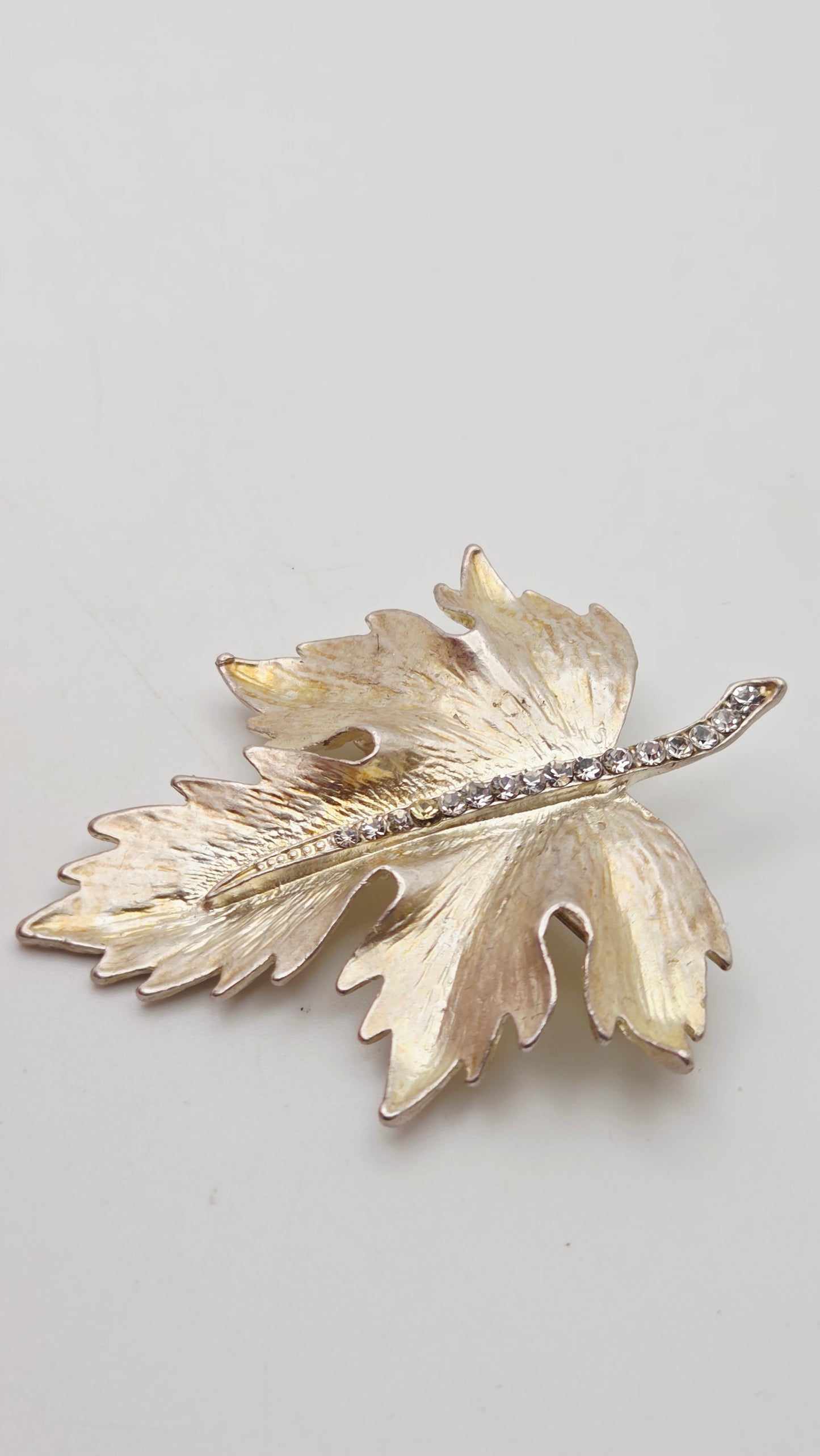Vintage Mid-Century Two-Tone Rhinestone Leaf Brooch – Unsigned Beauty