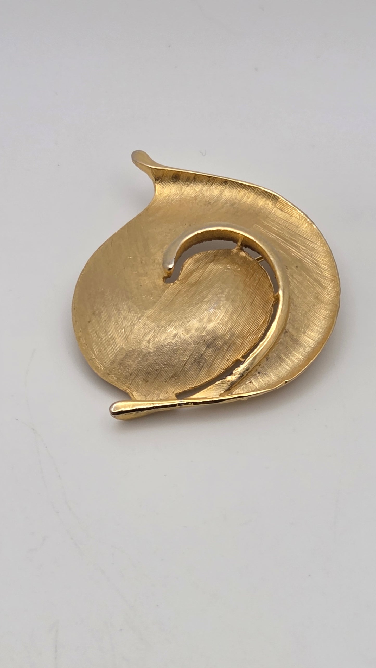 Vintage signierte Trifari CT goldfarbene Wirbelblatt-Brosche, Mid-Century Modern