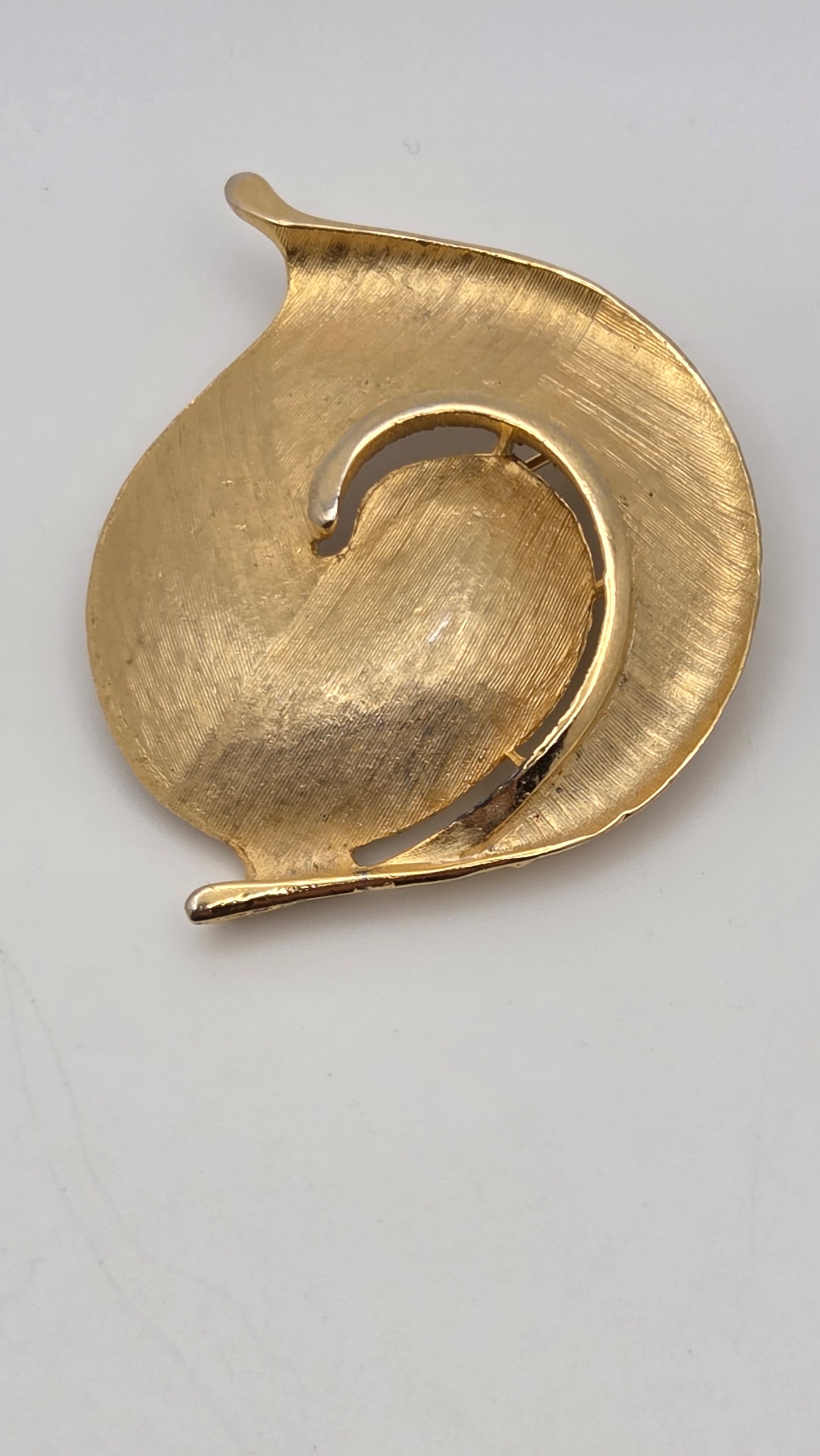 Vintage signierte Trifari CT goldfarbene Wirbelblatt-Brosche, Mid-Century Modern