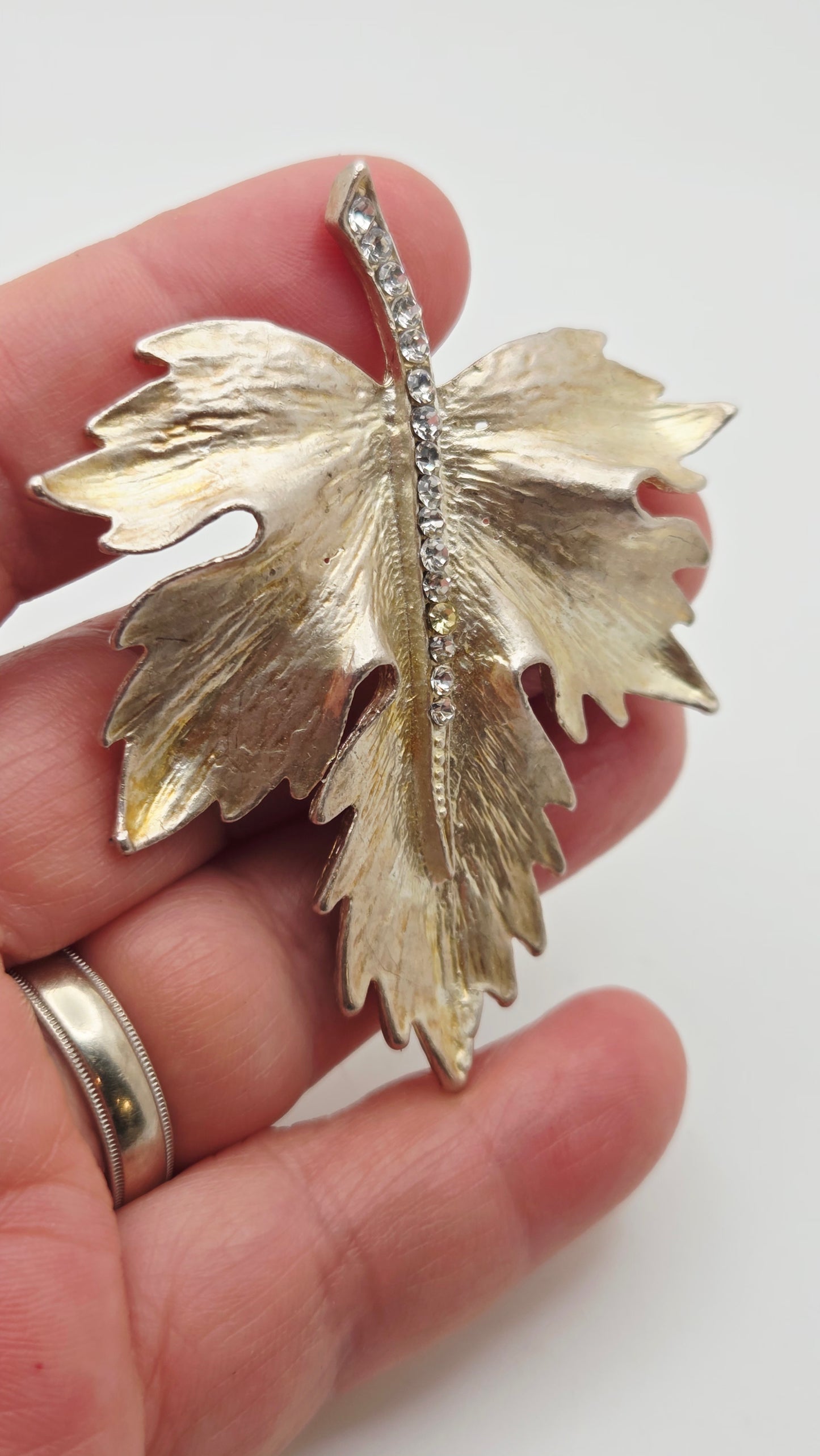 Vintage Mid-Century Two-Tone Rhinestone Leaf Brooch – Unsigned Beauty