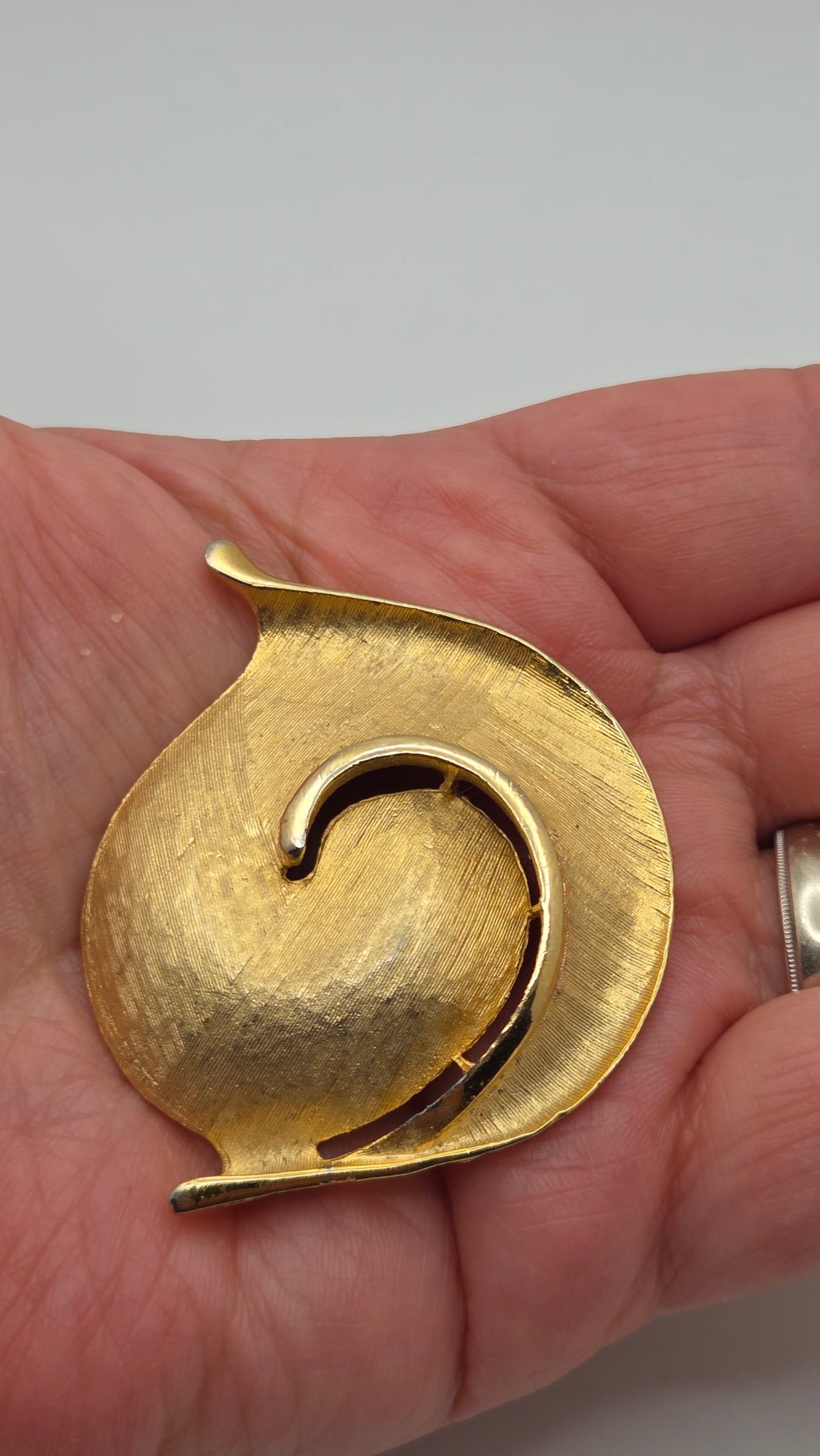 Vintage signierte Trifari CT goldfarbene Wirbelblatt-Brosche, Mid-Century Modern
