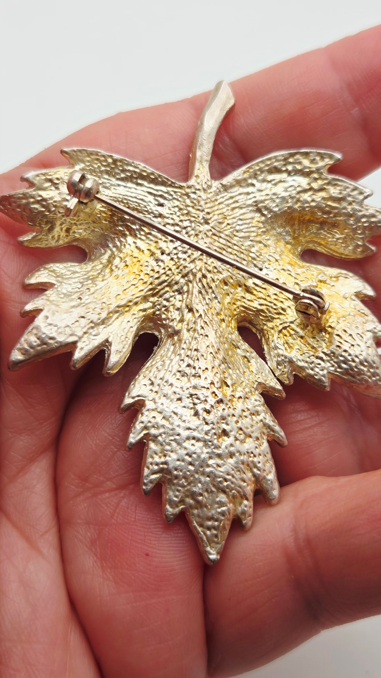 Vintage Mid-Century Two-Tone Rhinestone Leaf Brooch – Unsigned Beauty