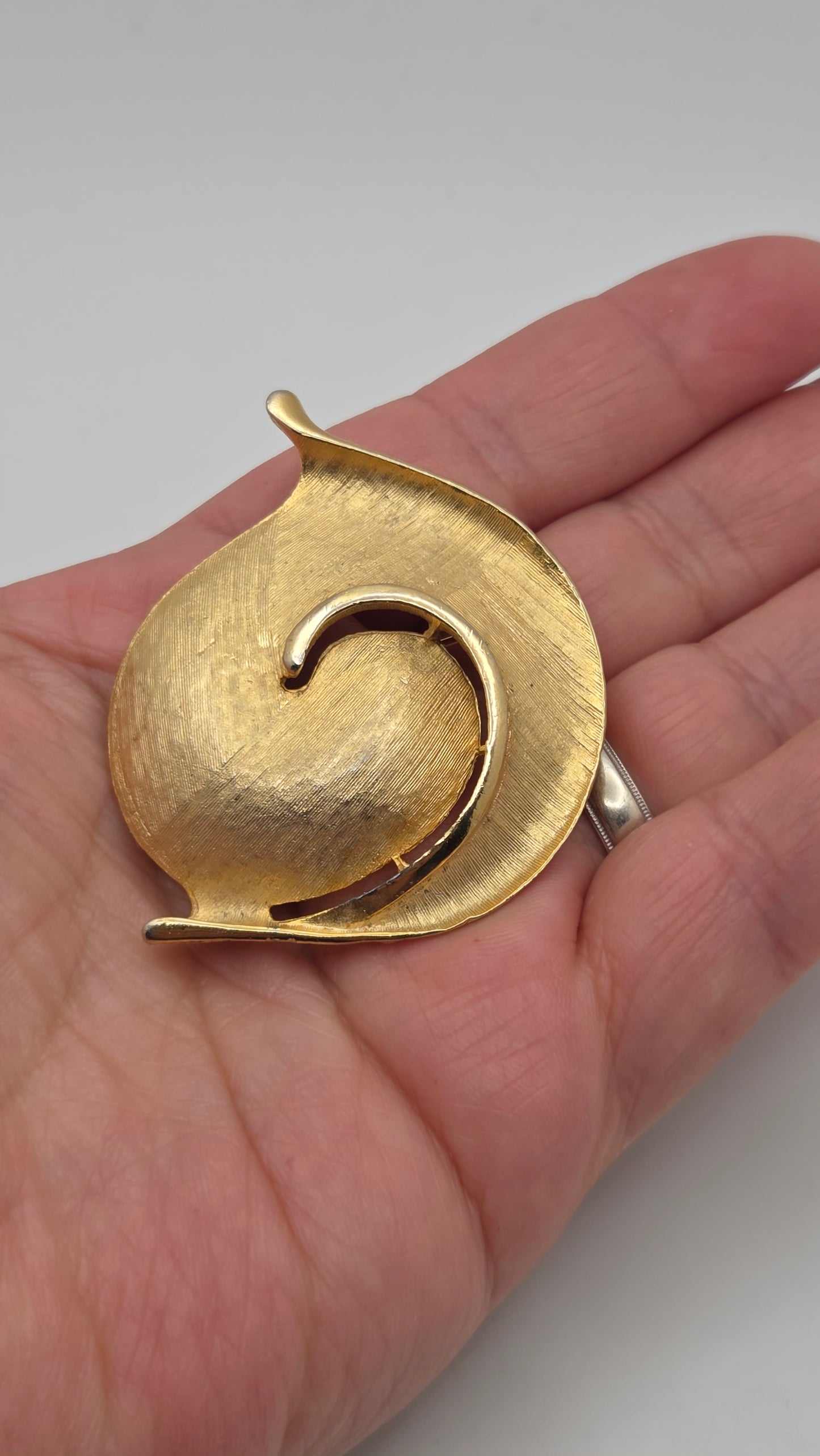 Vintage signierte Trifari CT goldfarbene Wirbelblatt-Brosche, Mid-Century Modern