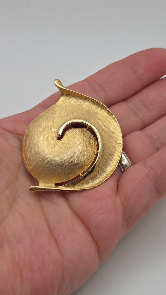 Vintage Signed Trifari CT Gold Tone Swirl Leaf Brooch Mid-Century Modern