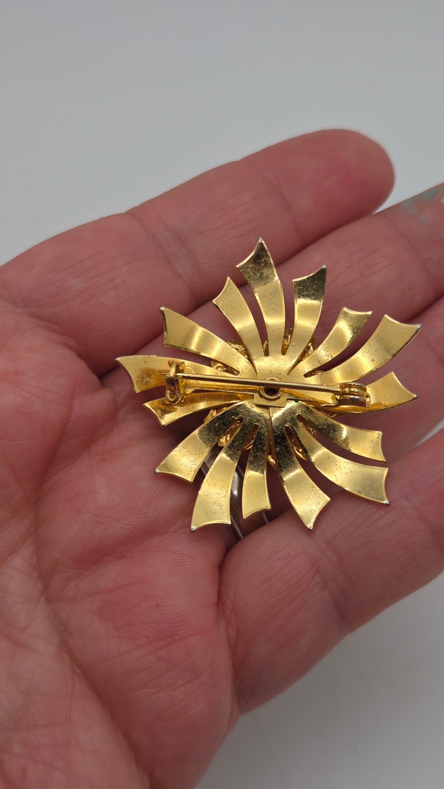Vintage Mid-Century Gold Sunburst Flower Brooch Green Rhinestone