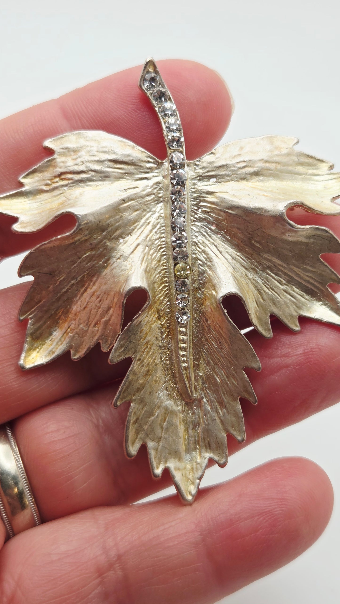 Vintage Mid-Century Two-Tone Rhinestone Leaf Brooch – Unsigned Beauty