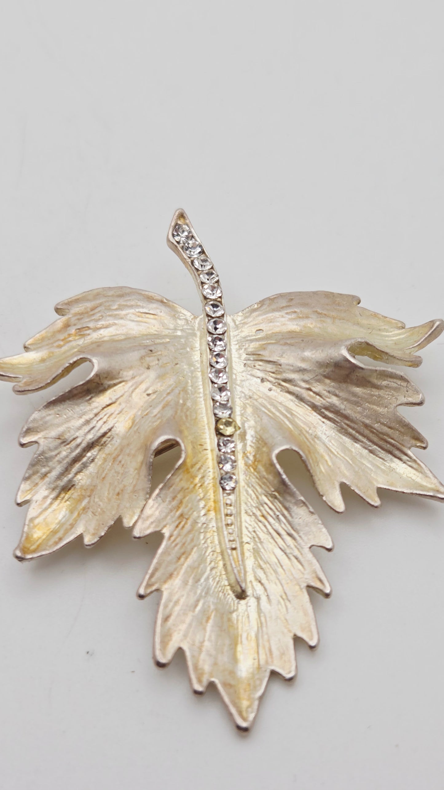 Vintage Mid-Century Two-Tone Rhinestone Leaf Brooch – Unsigned Beauty